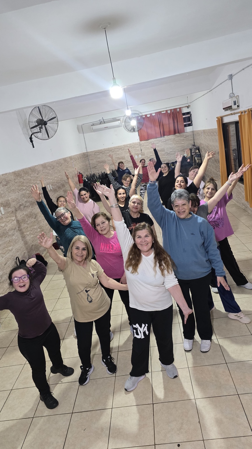 Participantes compartiendo una clase de Baile Fitness