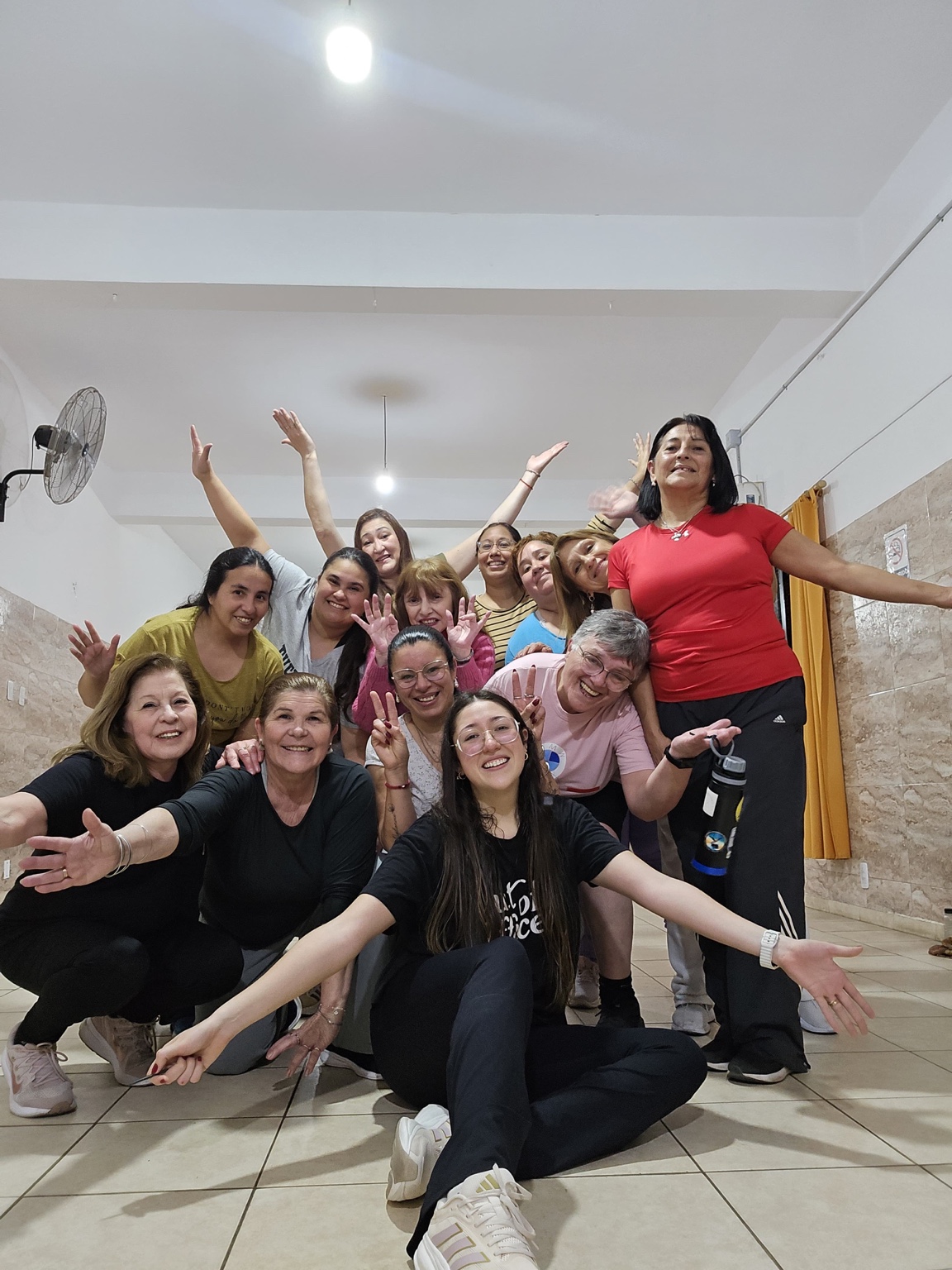 Grupo de Baile Fitness en el Centro Vecinal