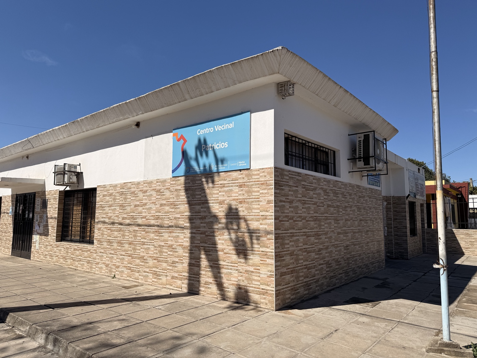 Vista desde la esquina del frente y el lateral del Centro Vecinal Patricios
