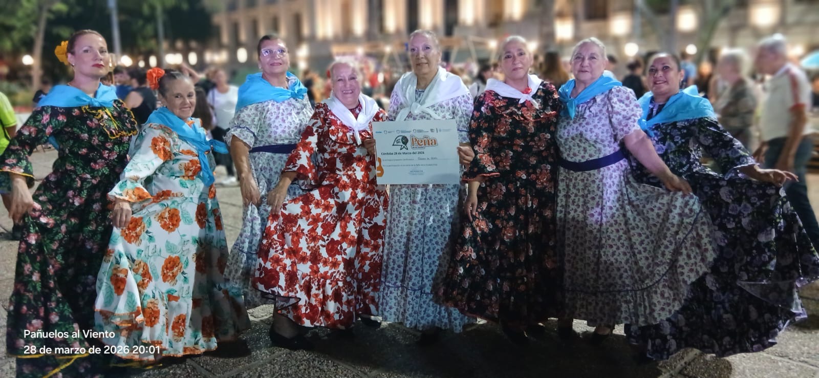 Grupo de folclore con vestimenta tradicional
