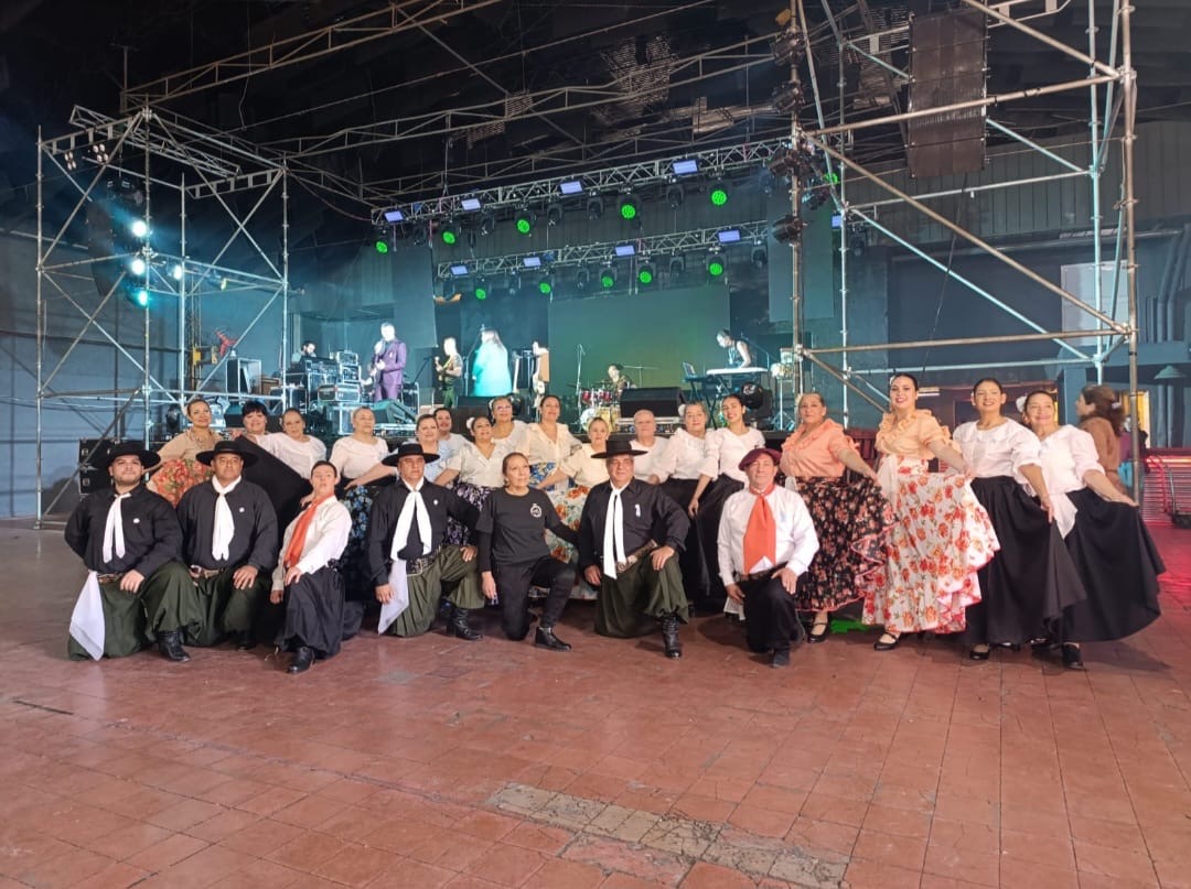 Grupo de folclore en un escenario