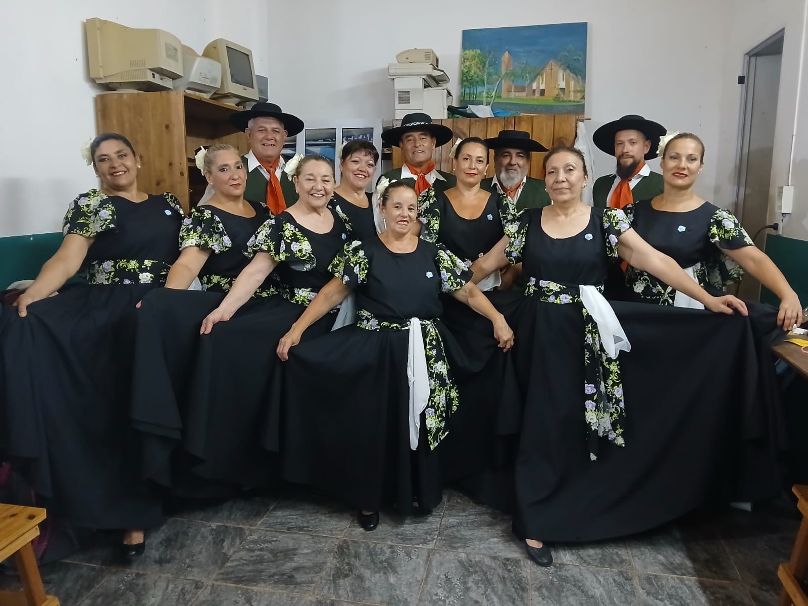 Grupo de folclore con vestimenta tradicional