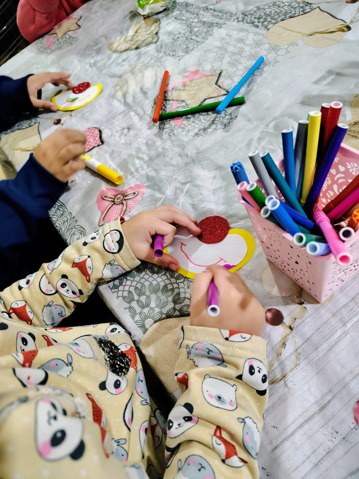 Trabajo con colores y materiales en el taller infantil