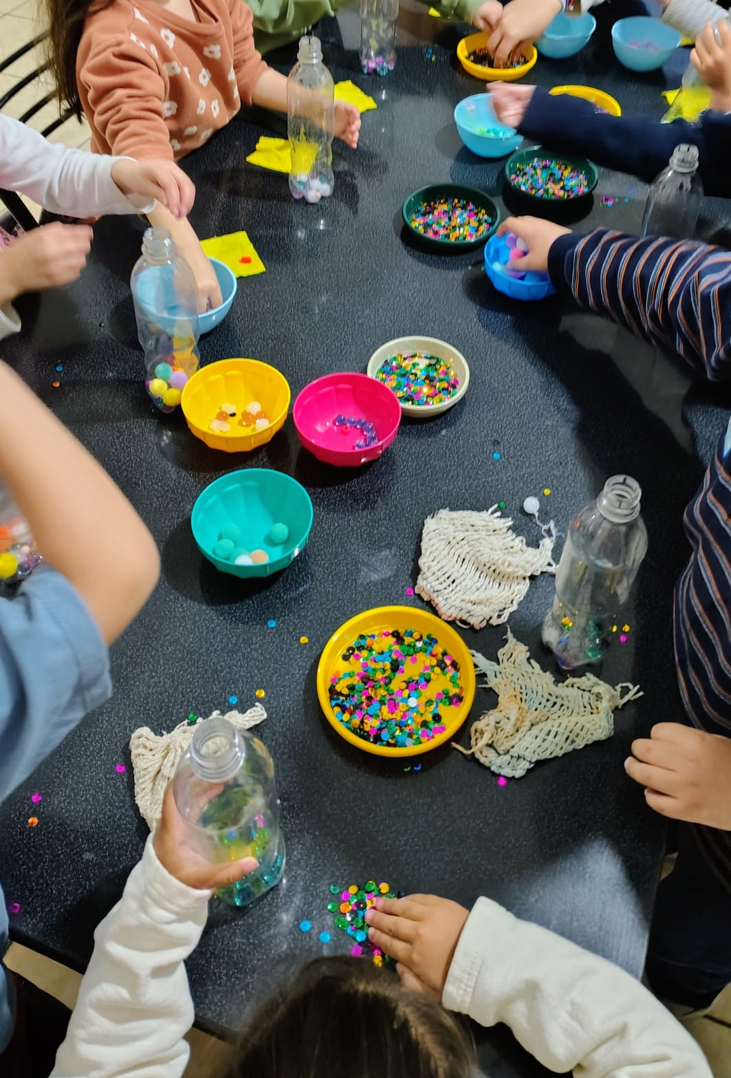 Actividad creativa del taller recreativo infantil