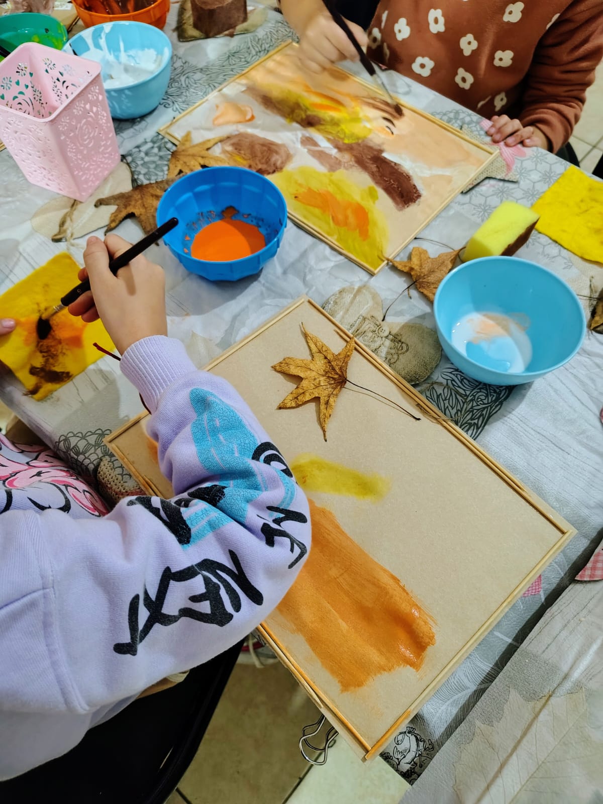 Pintura con hojas en el taller infantil