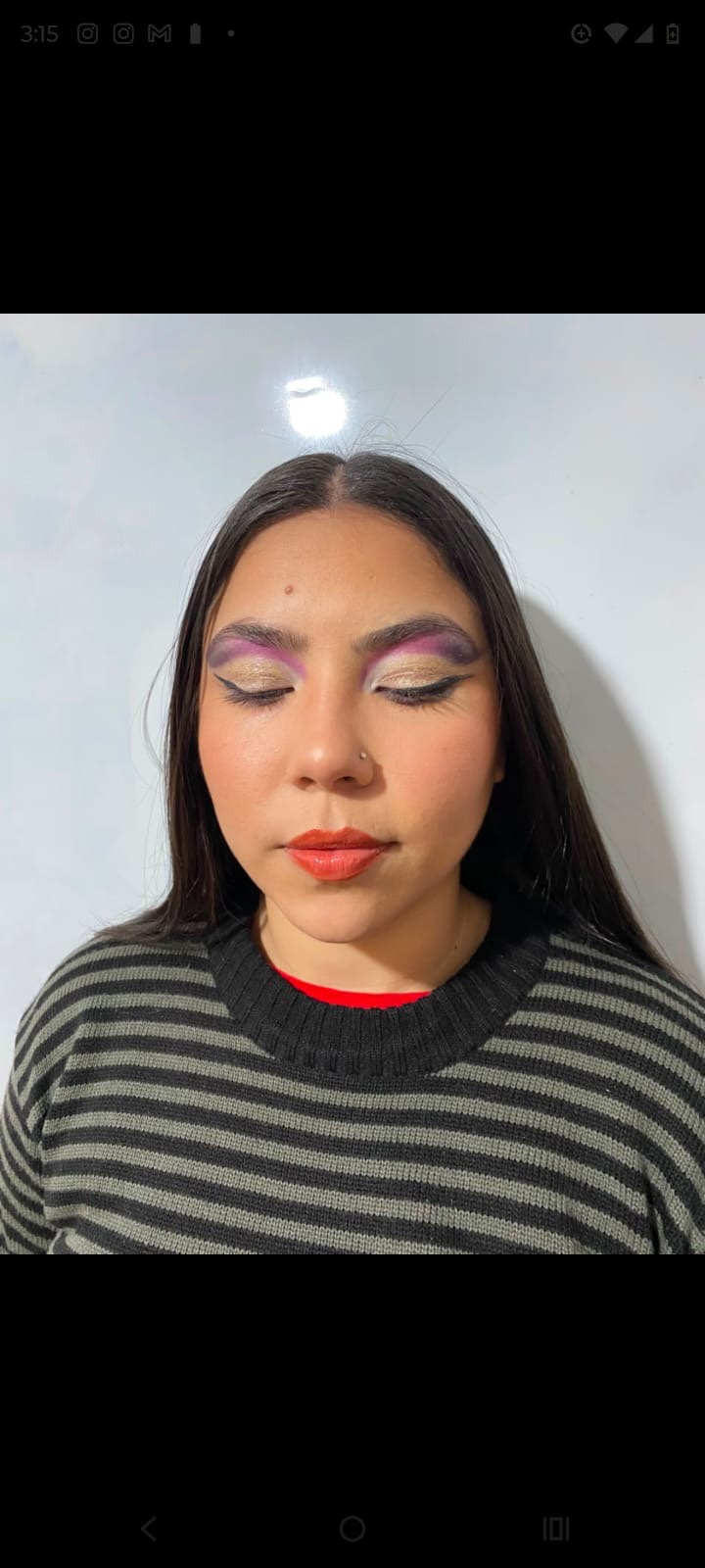 Maquillaje artístico en tonos rosa y dorado