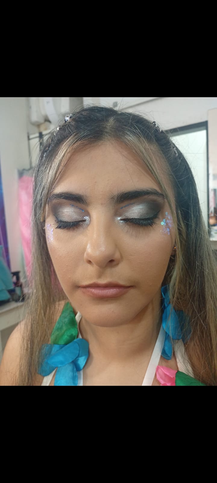 Maquillaje artístico con detalles brillantes