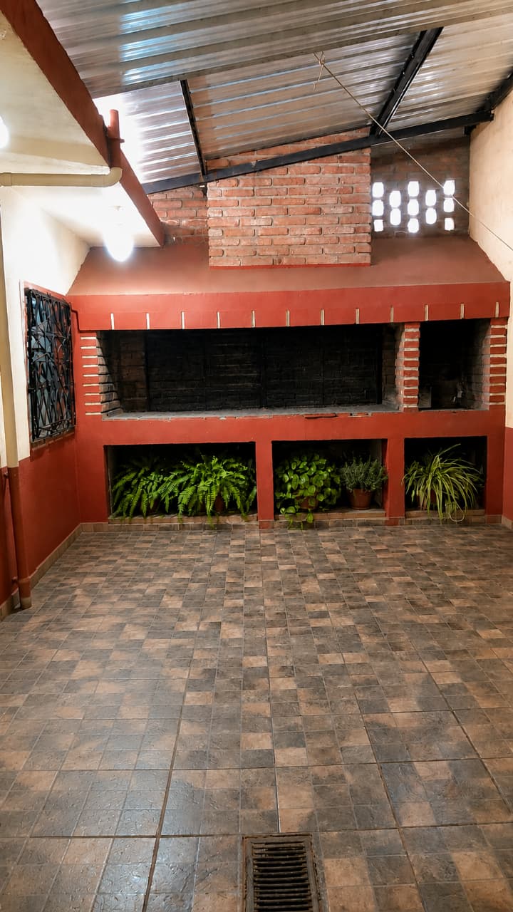 Patio cubierto con asador