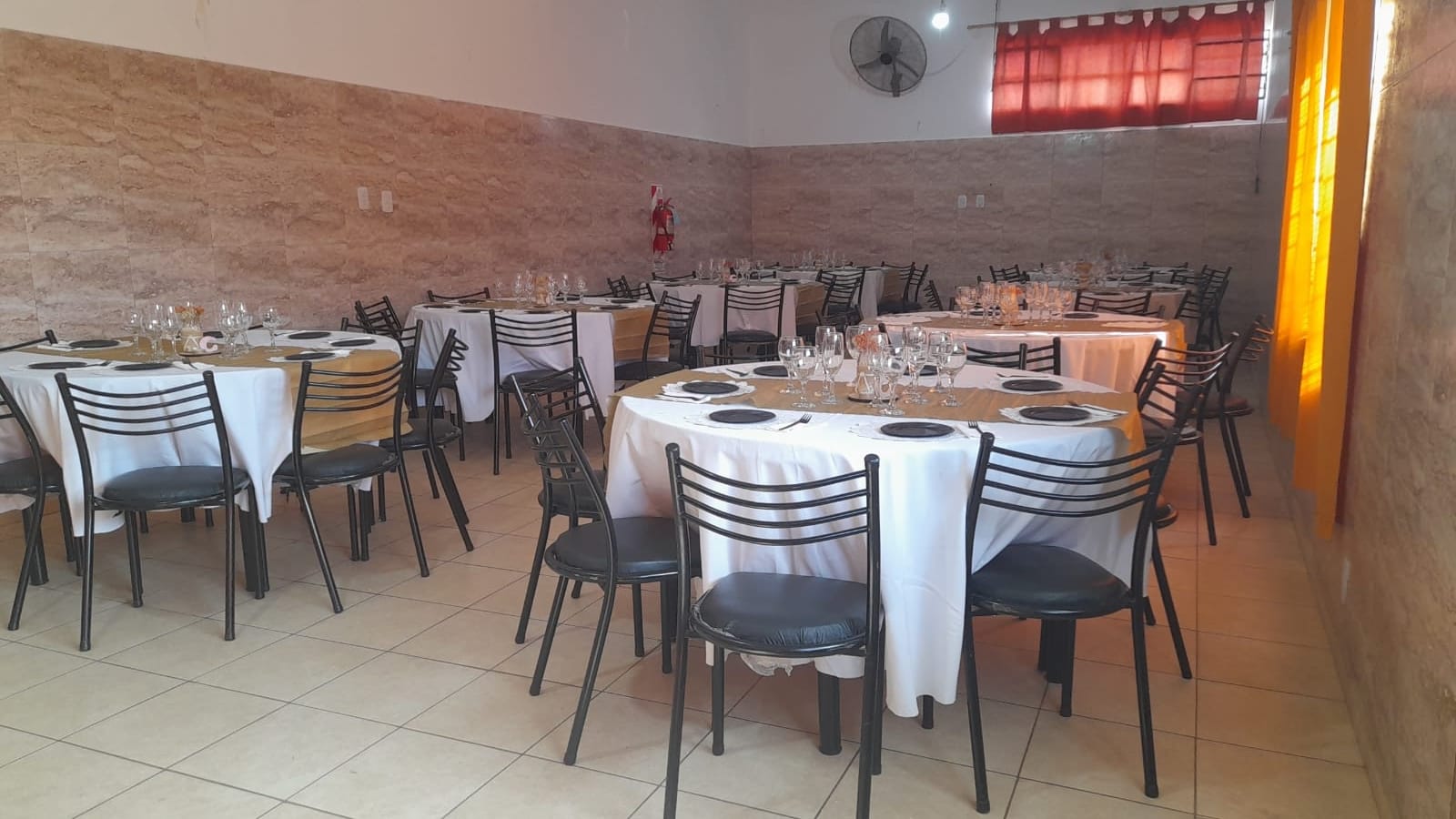 Mesas redondas y sillas preparadas para un evento