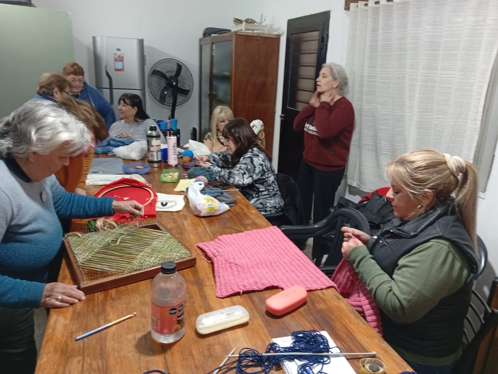 Participantes trabajando durante el Taller de Tejido